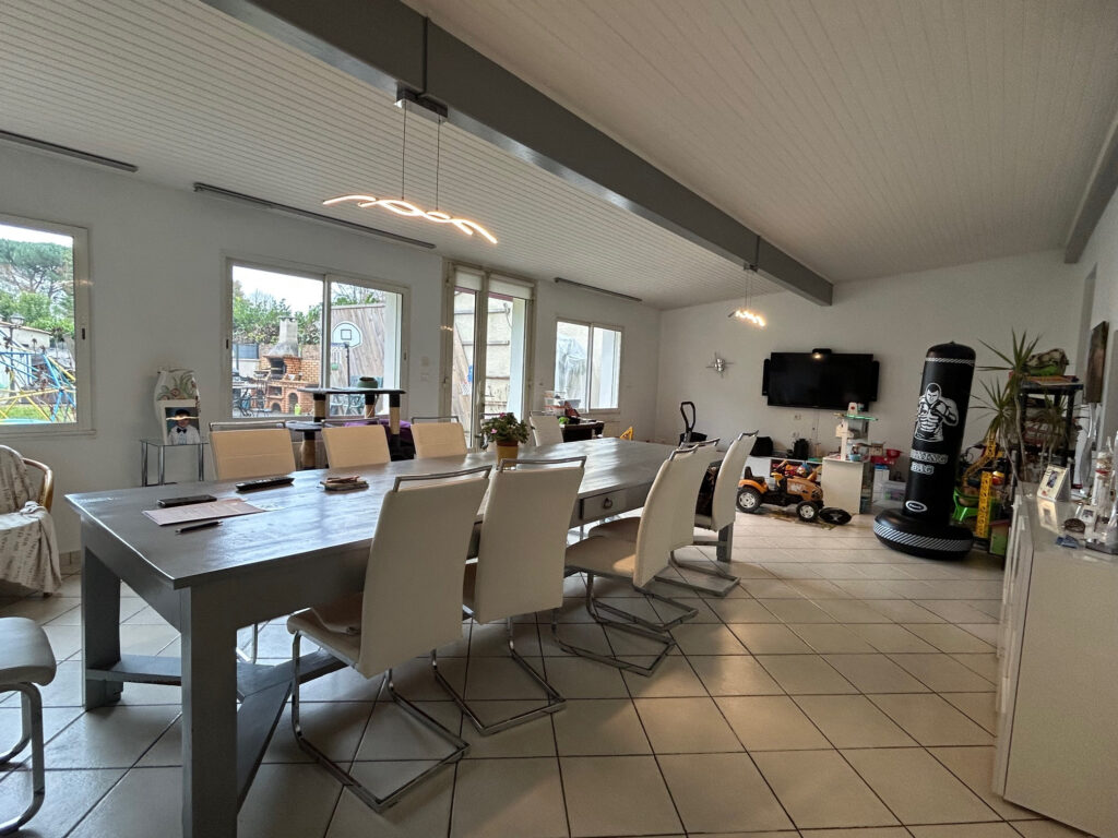 Maison avec piscine et garages