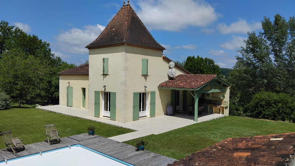 Villa avec grand terrain et piscine