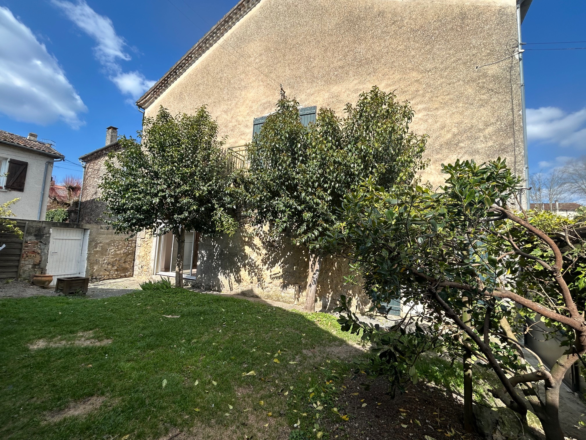 MAISON 2 NIVEAUX 180 M2 + JARDIN + DEPENDANCES
