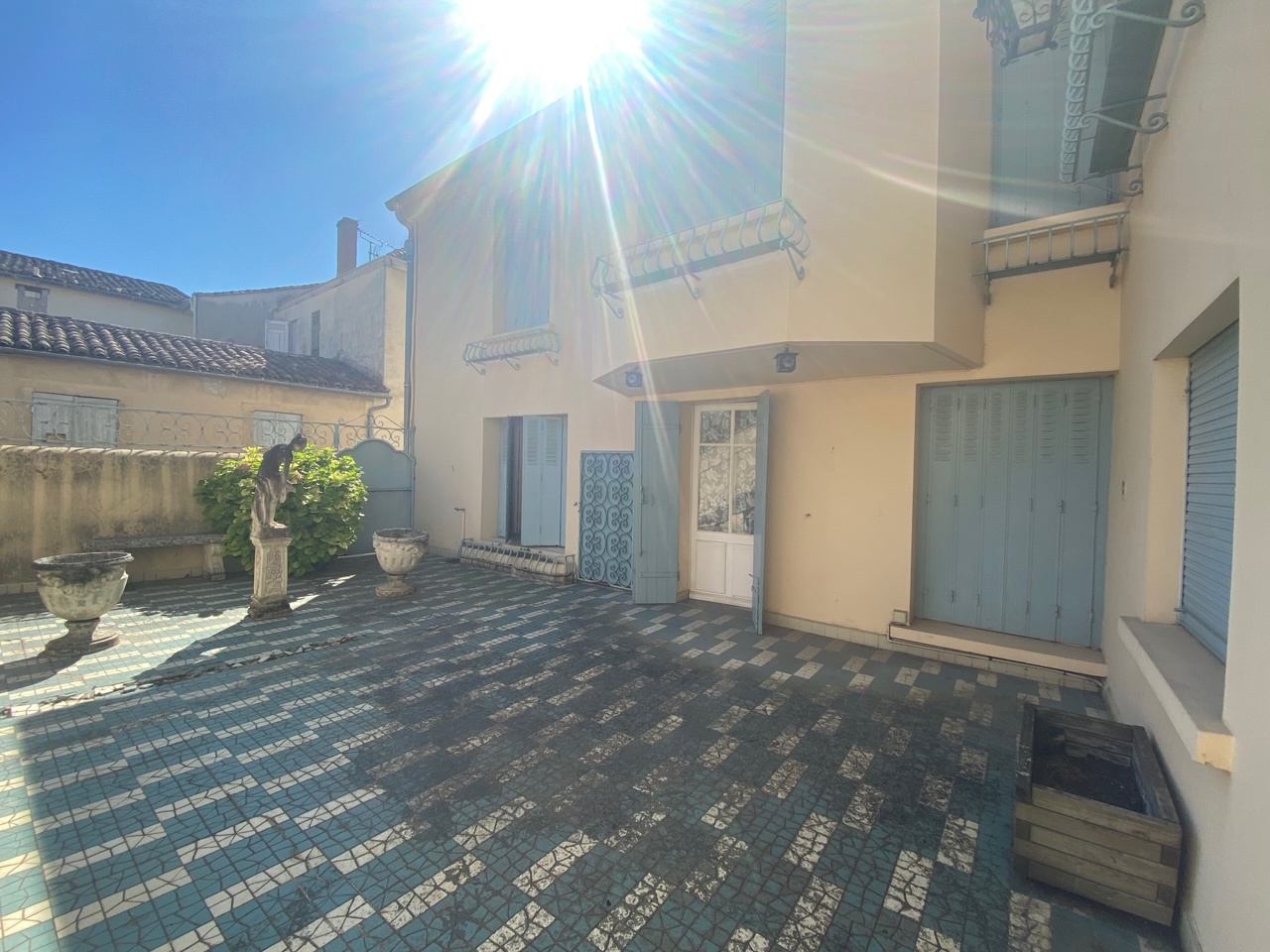 LAVARDAC CENTRE VILLE MAISON SUR 2 NIVEAUX 205 M2 + COUR
