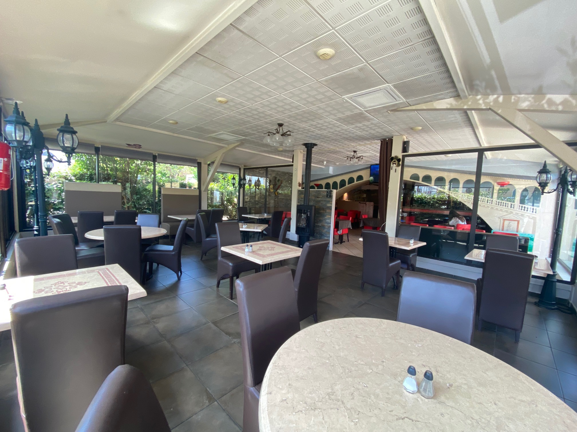 En centre ville restaurant avec terrasse et appartement à l'étage