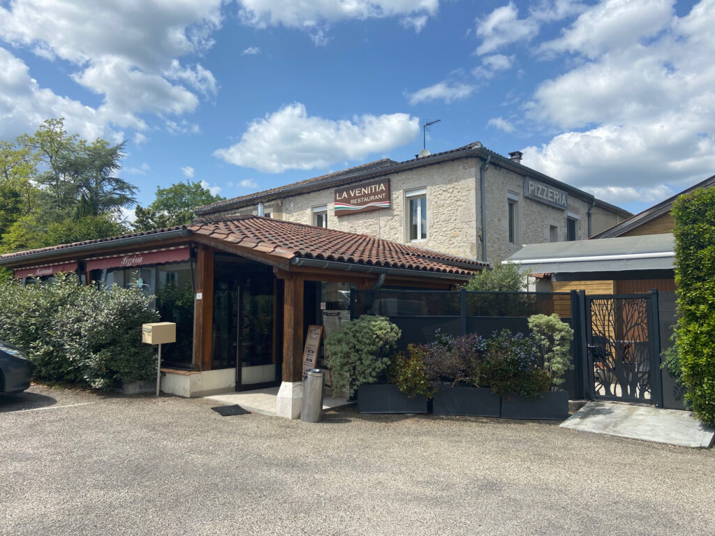 En centre ville restaurant avec terrasse et appartement à l'étage
