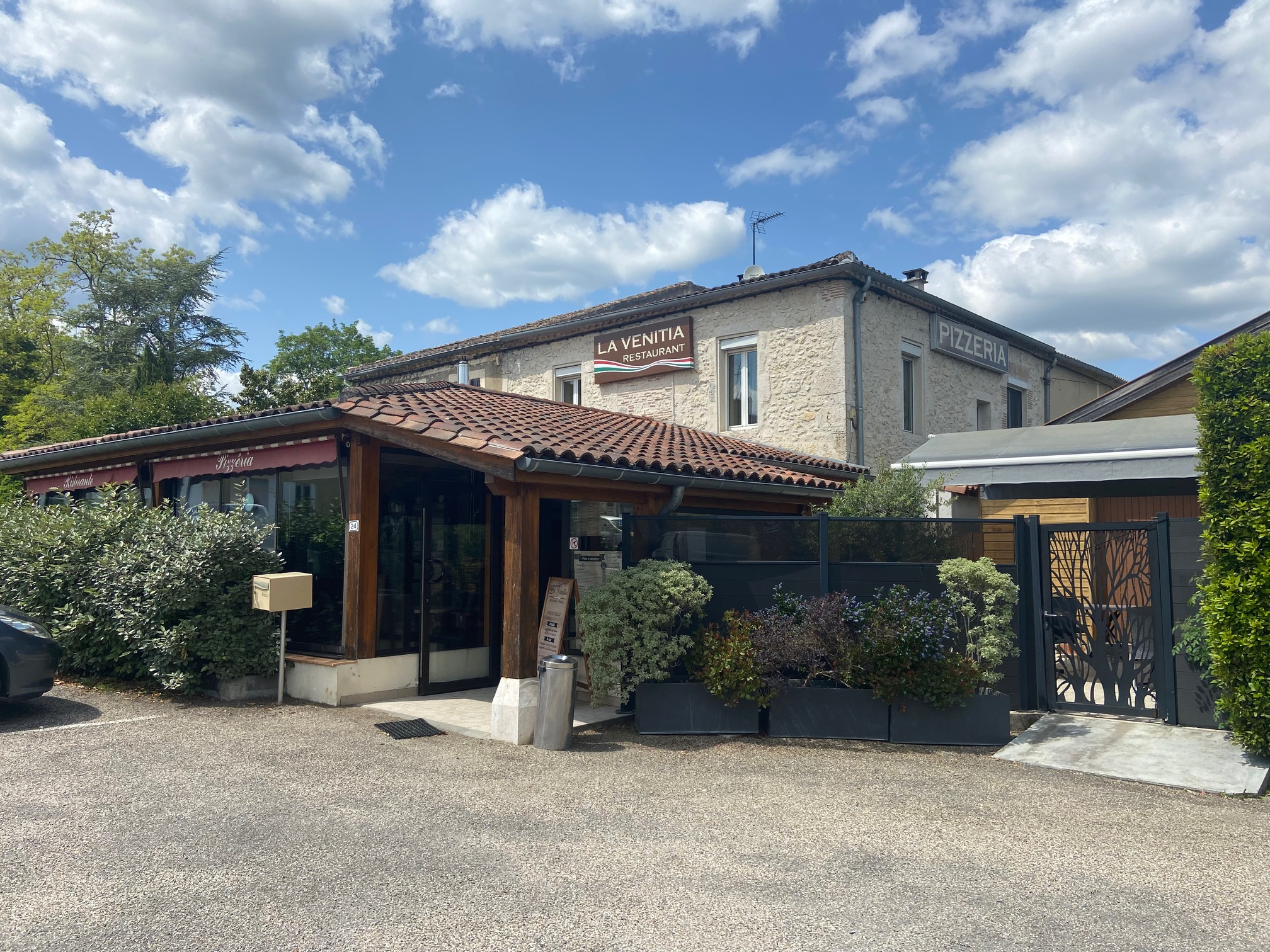 En centre ville restaurant avec terrasse et appartement à l'étage
