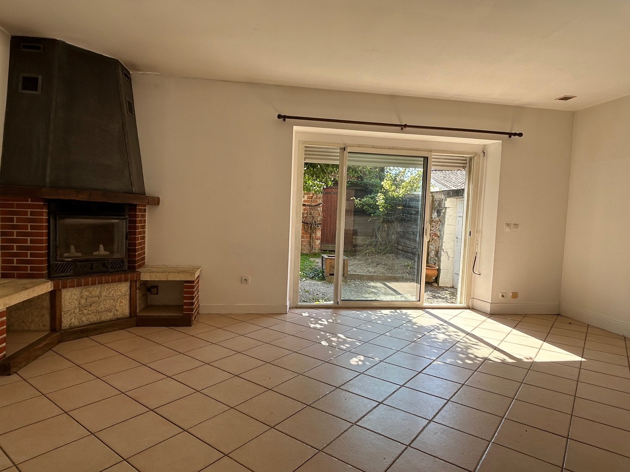 MAISON 2 NIVEAUX 180 M2 + JARDIN + DEPENDANCES