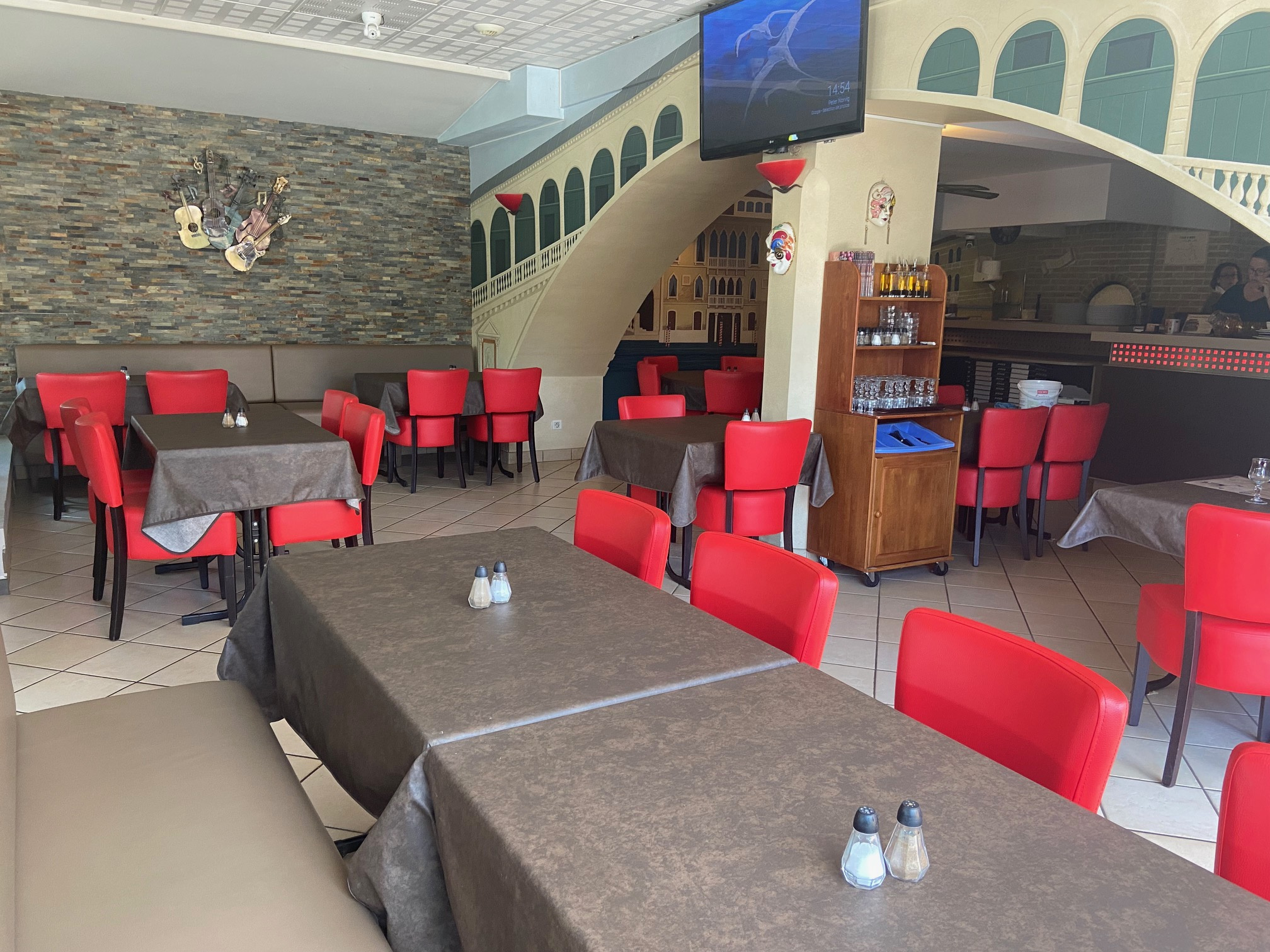 En centre ville restaurant avec terrasse et appartement à l'étage