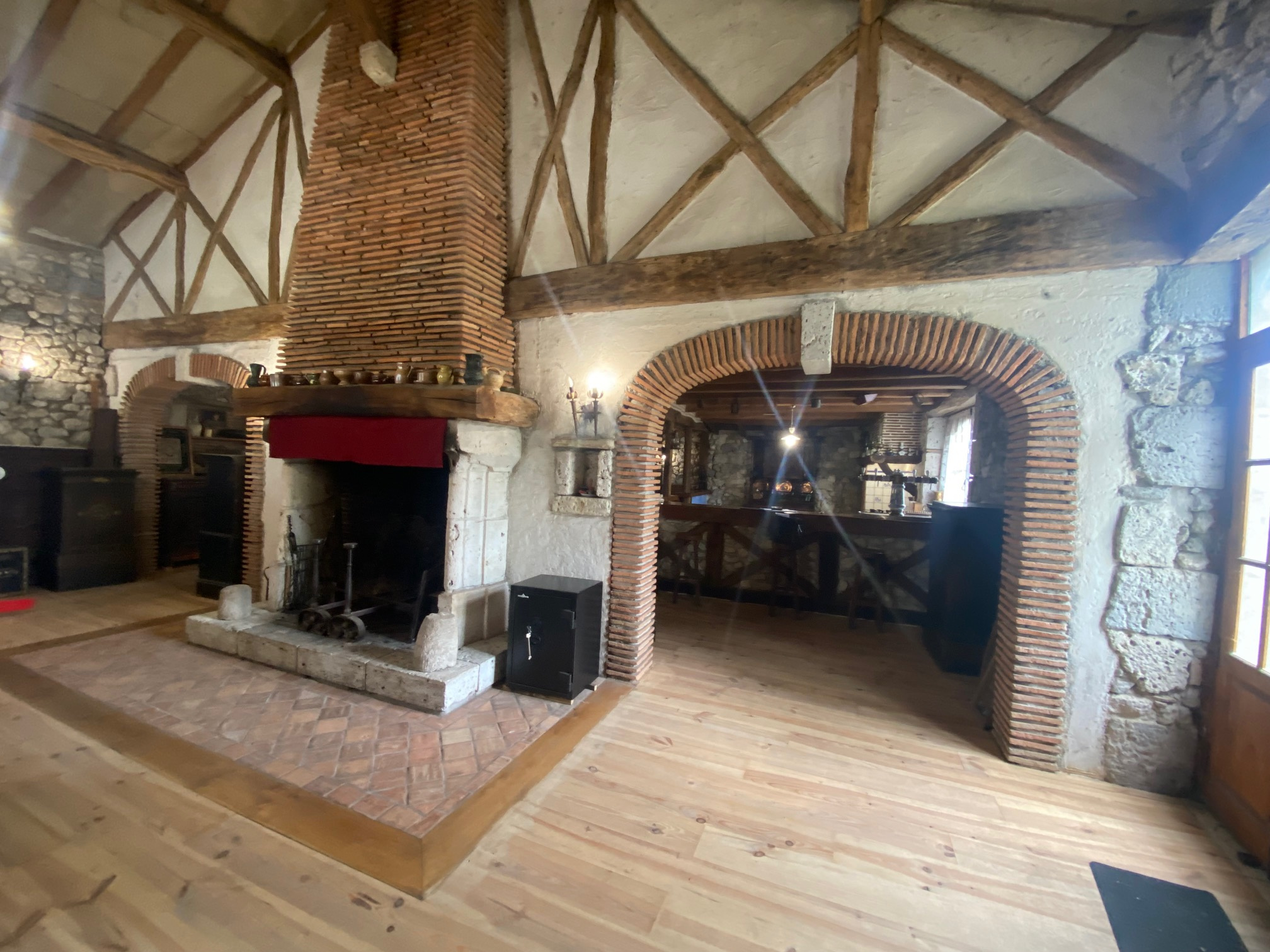 MAISON PIERRE DU 18ème  de 215 m2 sur 2 niveaux
