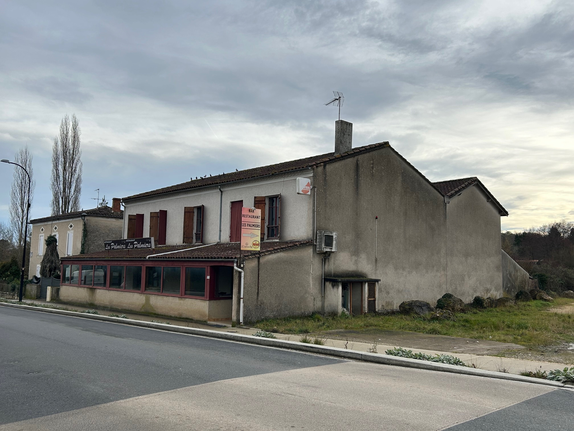 Hôtel Restaurant +Terrain.