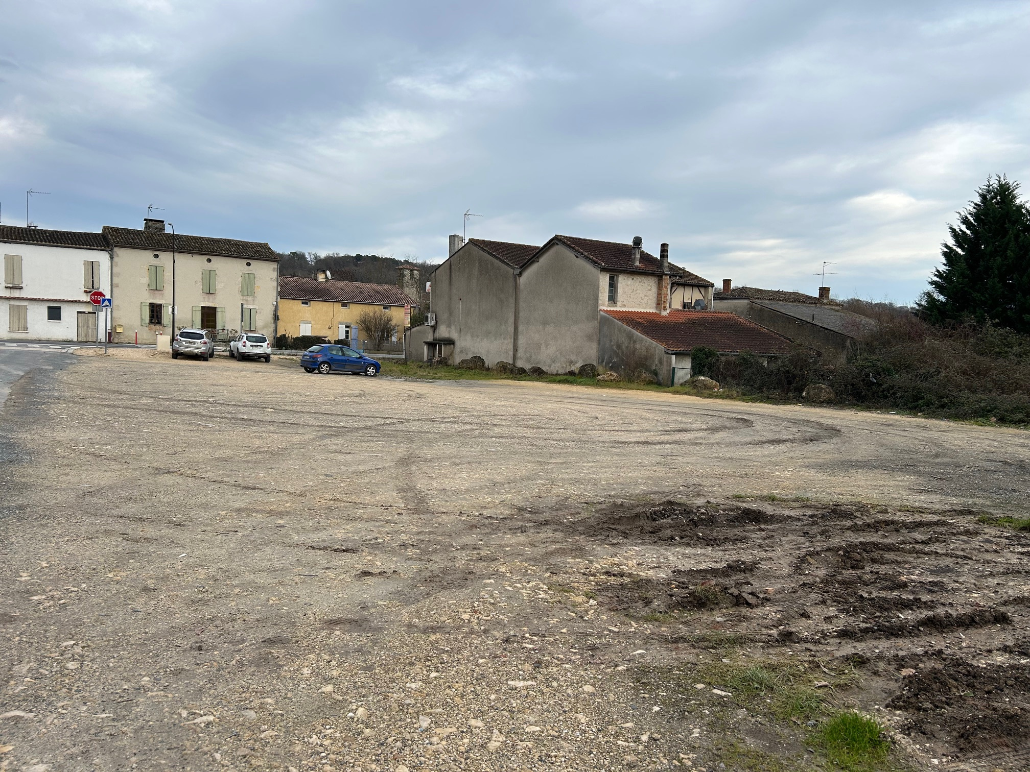 Hôtel Restaurant +Terrain.