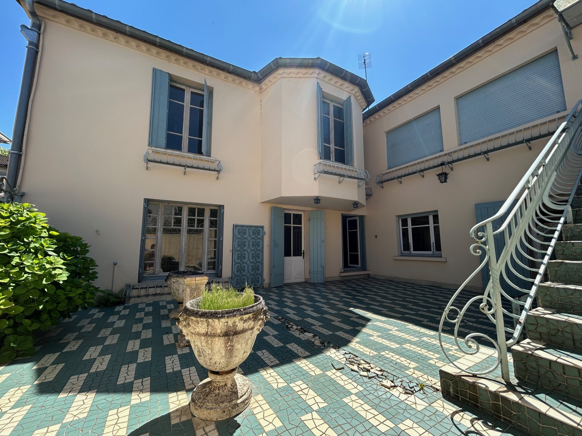 LAVARDAC CENTRE VILLE MAISON SUR 2 NIVEAUX 205 M2 + COUR