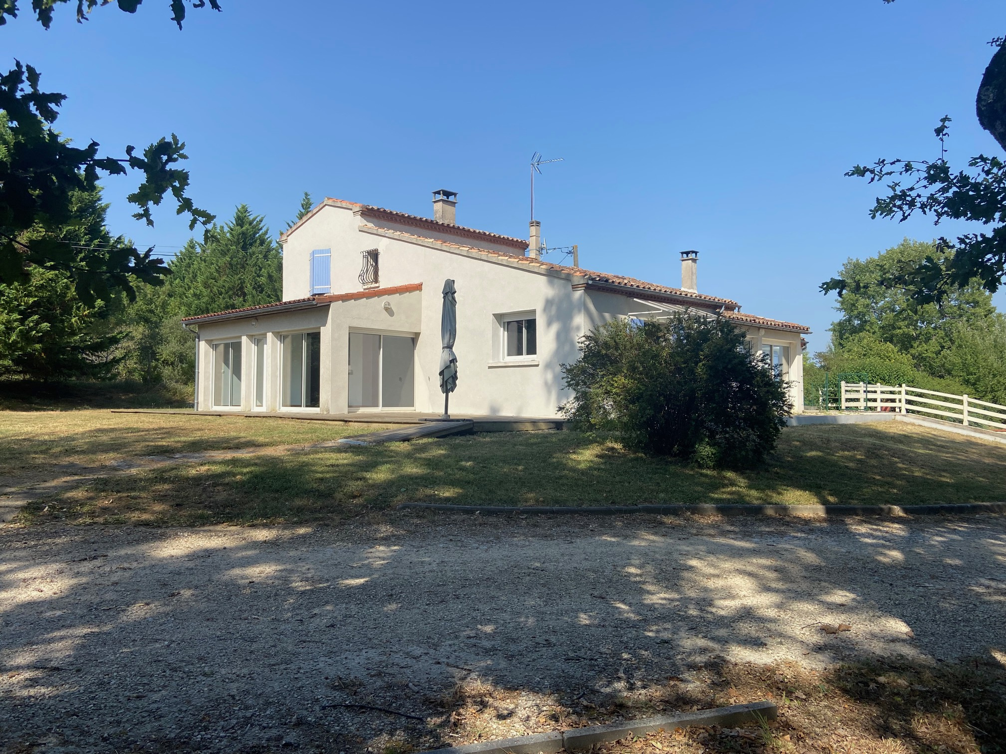 VILLA MODERNE SUR COTEAU