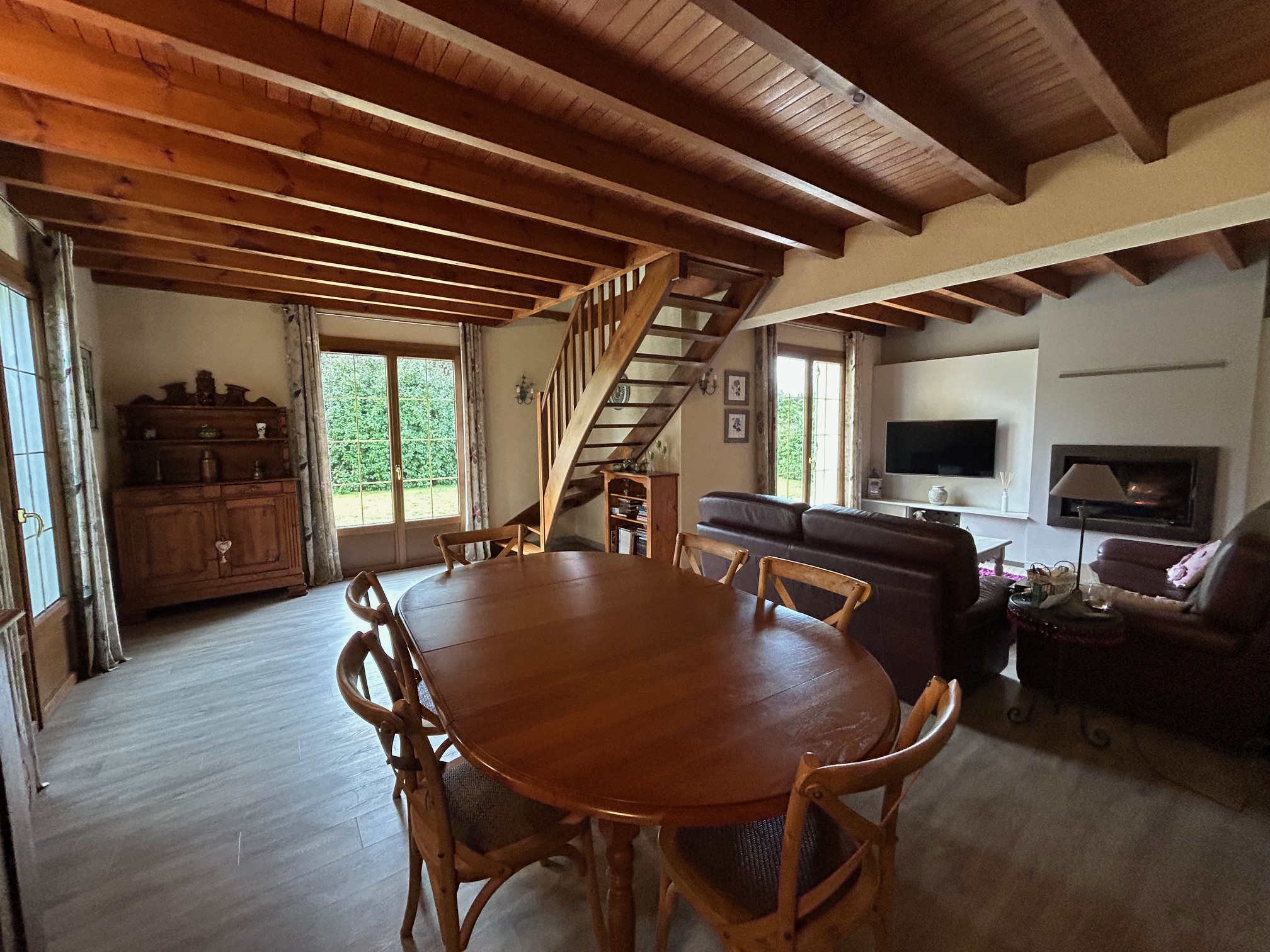 Villa avec grand terrain et piscine