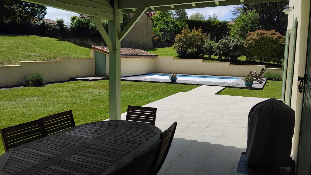 Villa avec grand terrain et piscine
