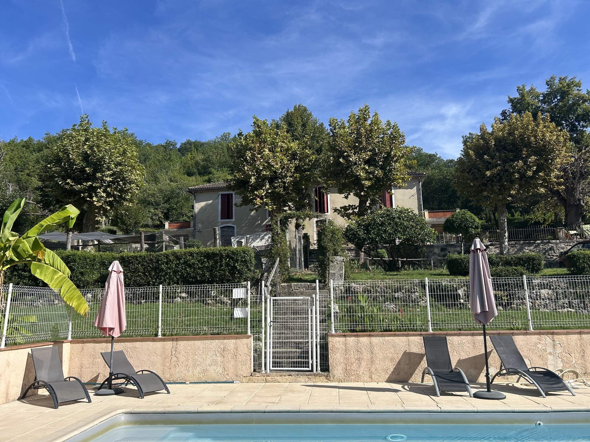 ENSEMBLE IMMOBILIER + TERRAIN 10 HA