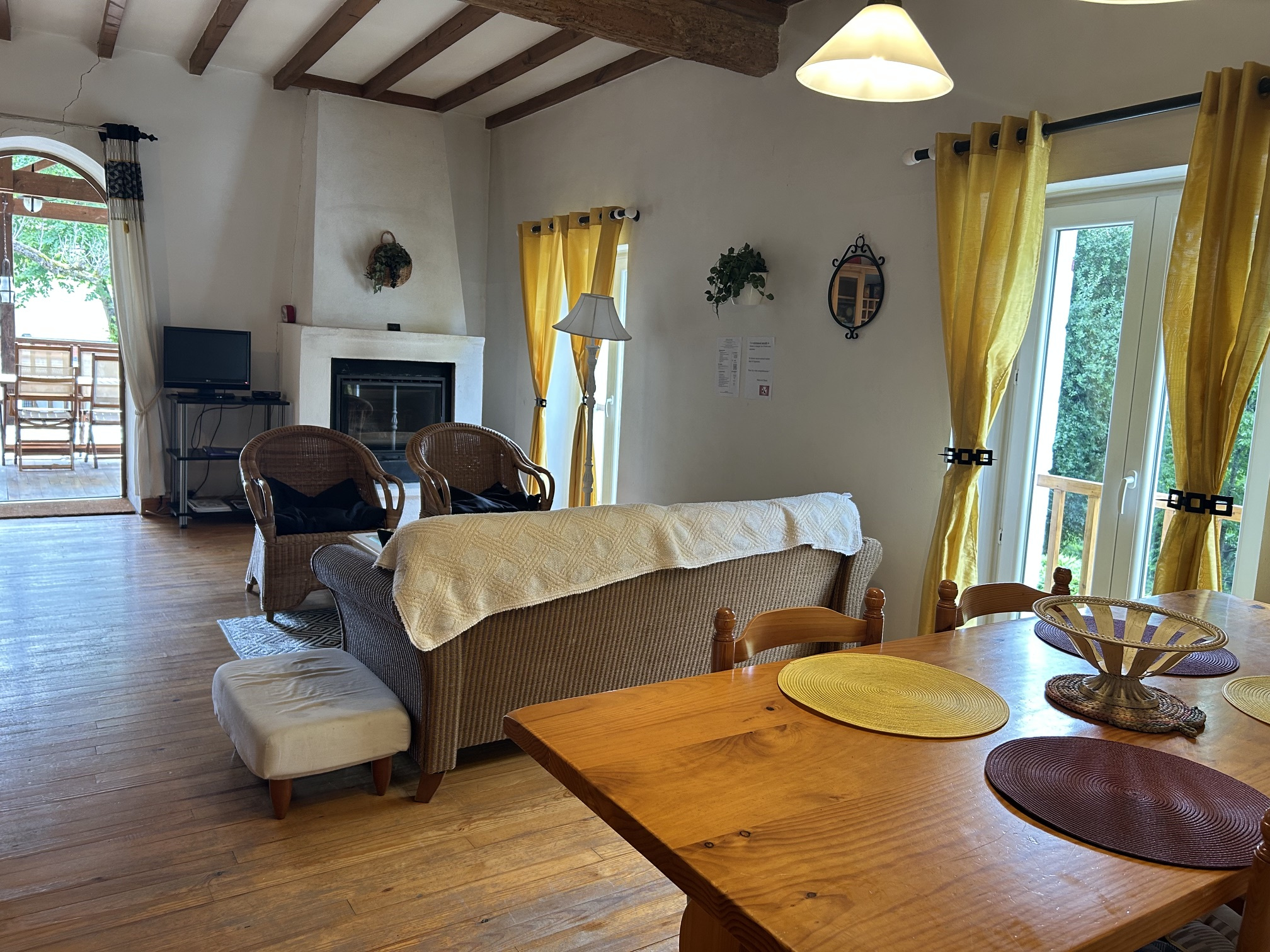 ENSEMBLE IMMOBILIER + TERRAIN 10 HA